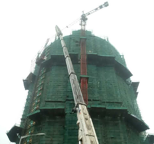 兴安吊车在工地上作业